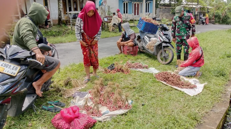 Babinsa Turun Langsung Pantau Harga Sembako