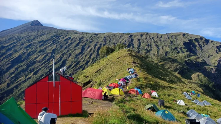 Pemesanan Tiket Pendakian Gunung Rinjani Resmi Dibuka Hari Ini