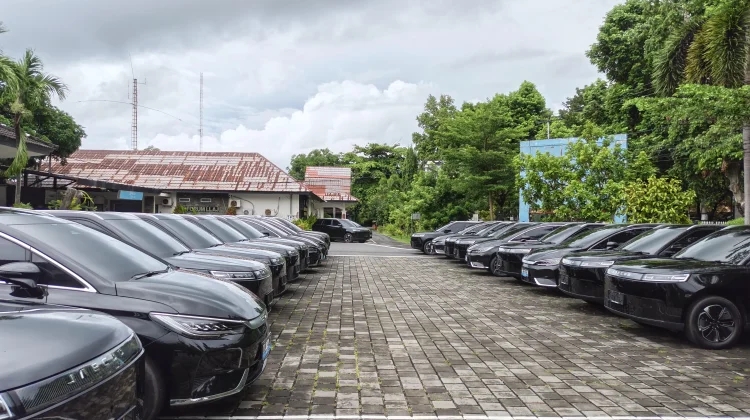Gubernur Iqbal Distribusikan 72 Mobil Listrik untuk Kepala OPD