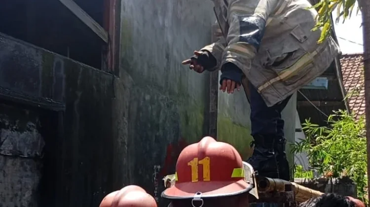 Diduga Arus Pendek Listrik, Rumah Warga di Pancor Terbakar