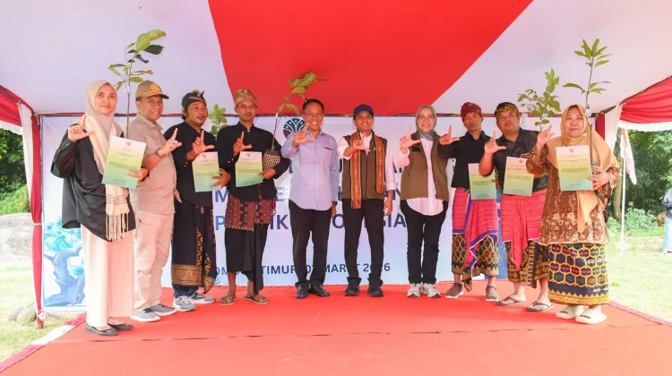 Menteri Kehutanan Serahkan 6 SK Perhutanan Sosial di Lombok Timur