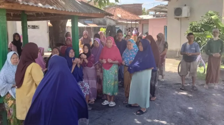 Emaq Emaq Cilinaya Indah Berbagi Sembako dengan Warga Kurang Mampu