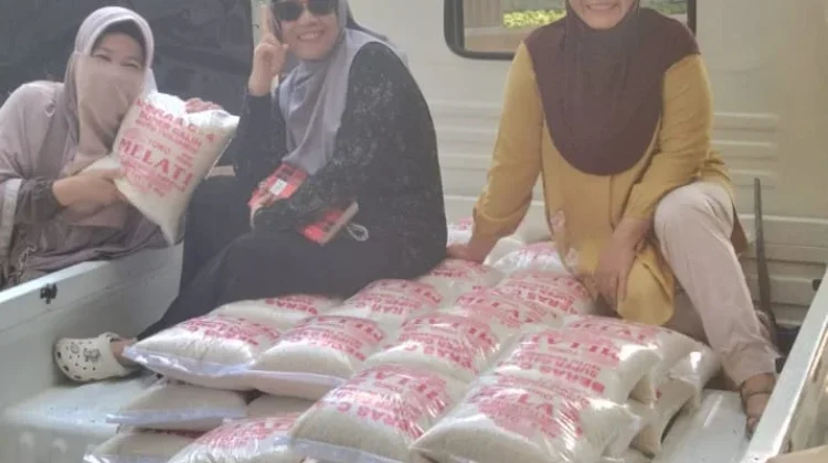 Emaq Emaq Cilinaya Indah Berbagi Sembako dengan Warga Kurang Mampu