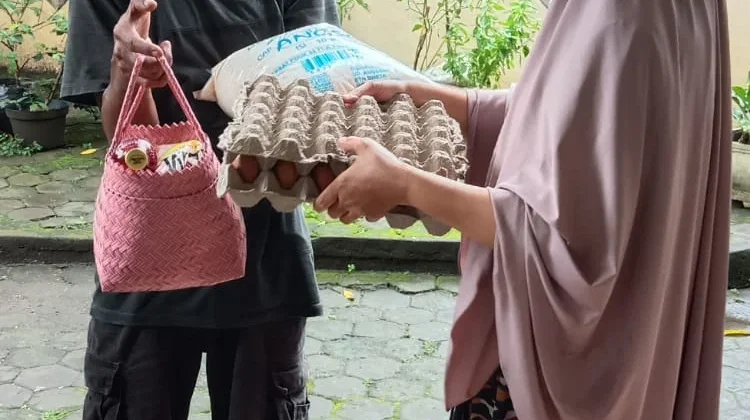 Emaq Emaq Cilinaya Indah Berbagi Sembako dengan Warga Kurang Mampu