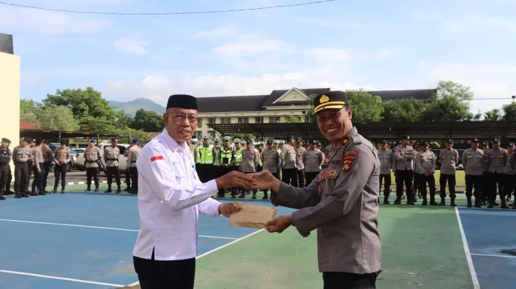 563 Personel Polres Bima Kota Serahkan Zakat Fitrah kepada Baznas Kota Bima