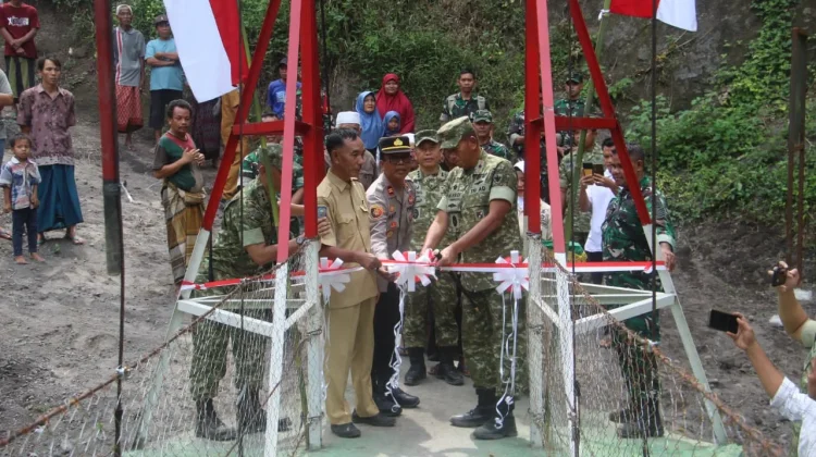 Danrem 162/WB Resmikan Jembatan Gantung Garuda di Lombok Timur