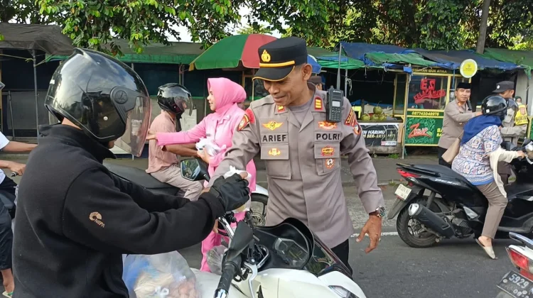Polsek Narmada Bagi 300 Takjil ke Pengendara jelang Berbuka Puasa