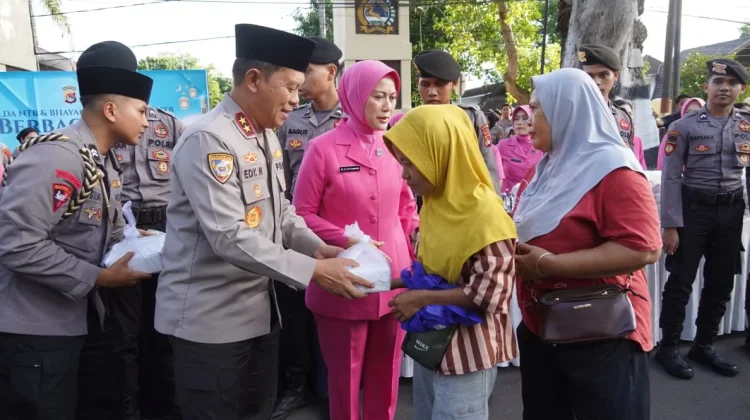 Kapolda NTB Berbagi Takjil untuk Warga yang melintas depan Mako Polda NTB