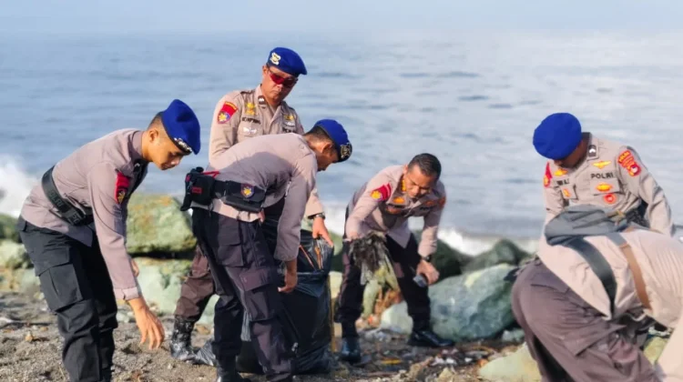 Ditpolairud Polda NTB Aksi Bersih Pantai Sekarbela di Bulan Ramadan