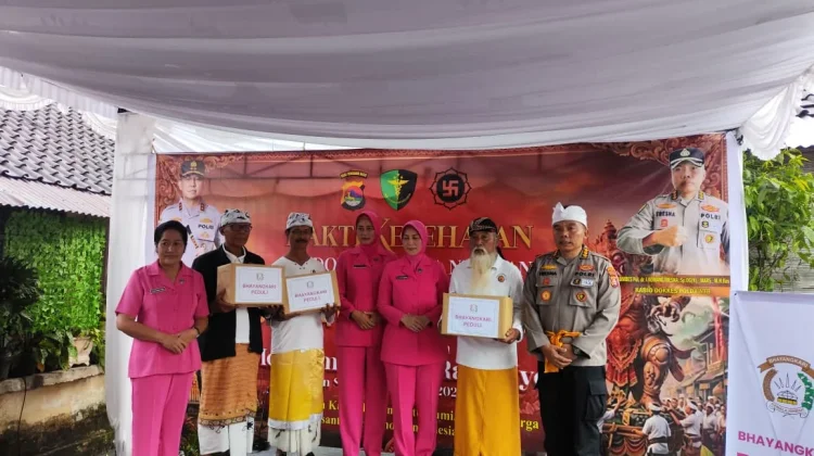 Sambut Hari Raya Nyepi, Polda NTB Gelar Bakti Kesehatan Gratis di Pura Pasupati