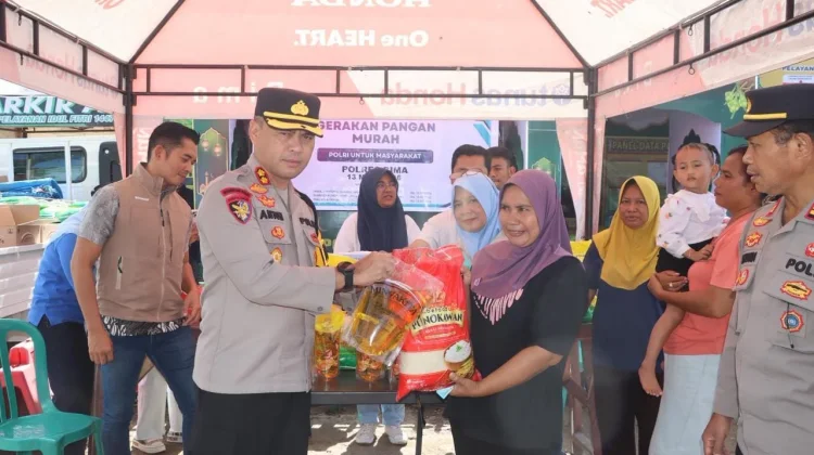 Mendekati Lebaran, Polres Bima Kabupaten Gelar Pasar Murah dan Diserbu Warga