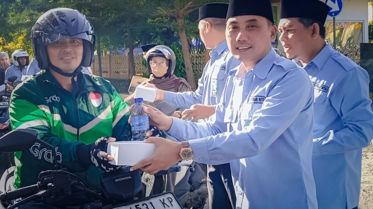 BKPRMI NTB Bagikan Takjil untuk Pengguna Jalan di Gerbang Selatan Islamic Center