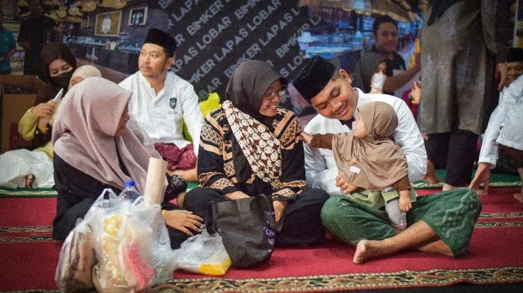 Warga Binaan Lapas Lobar Berbuka Puasa Bersama Keluarga dan Terima Bantuan Sosial