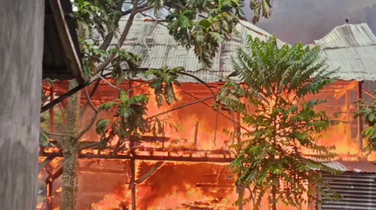 Rumah Panggung di Parado Ludes Terbakar, Kerugian Ratusan Juta