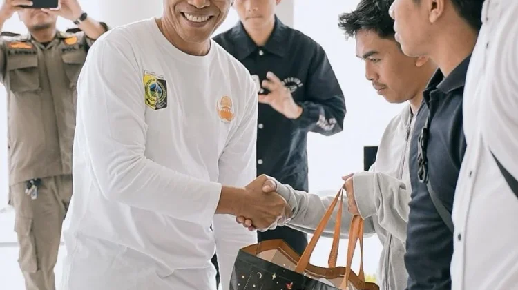 KORPRI Lombok Timur Bagikan Bingkisan Lebaran untuk Tenaga Honorer Non-Database