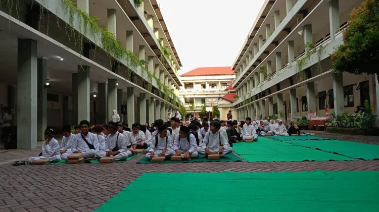 Nuzulul Quran di SMPN 6 Mataram Jadi Momentum Tumbuhkan Kepedulian Sosial Siswa