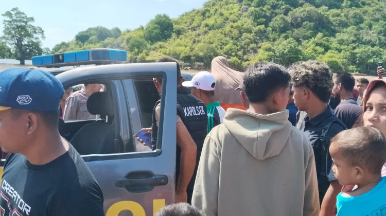 Polsek Sape Evakuasi Mayat yang Ditemukan di Tepi Pantai Desa Kowo