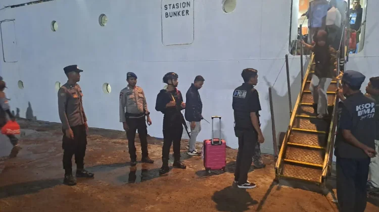 Personel Ops Ketupat Rinjani 2026 Amankan Kedatangan Kapal KM AWU di Pelabuhan Bim