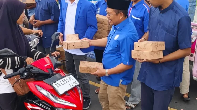 Warga Terima Paket Takjil dari Ketua PAN NTB