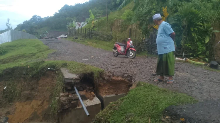 Banjir Terjang Ropang, Akses Terancam Putus