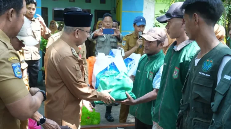 Wali Kota Serahkan Paket Sembako Bagi Petugas Kebersihan hingga Tenaga Kontrak