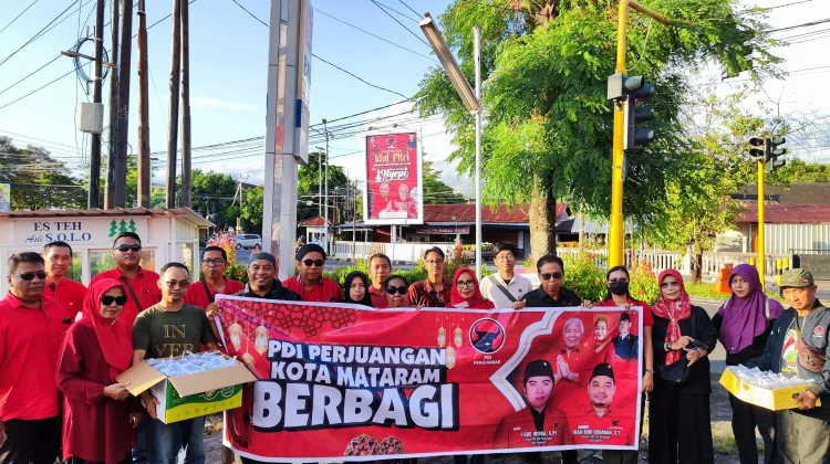 PDIP Kota Mataram Bagikan Sembako dan Takjil, Warga Antusias