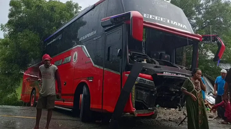 Bus Tergelincir, Anggota Polisi dan Guru Terluka