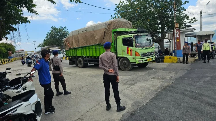 Personel Ditpolairud Polda NTB Amankan Pelabuhan dalam Operasi Ketupat Rinjani
