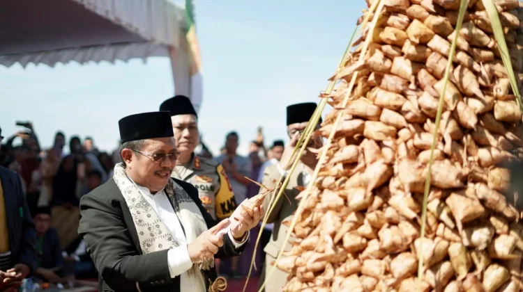 Lebaran Topat Tradisi Lama yang Kini Jadi Ikon Wisata
