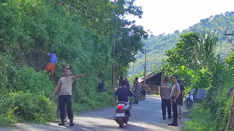 Jelang Idul Fitri, Polsek Rasanae Timur dan Warga Gotong Royong Bersihkan Jl. Dodu