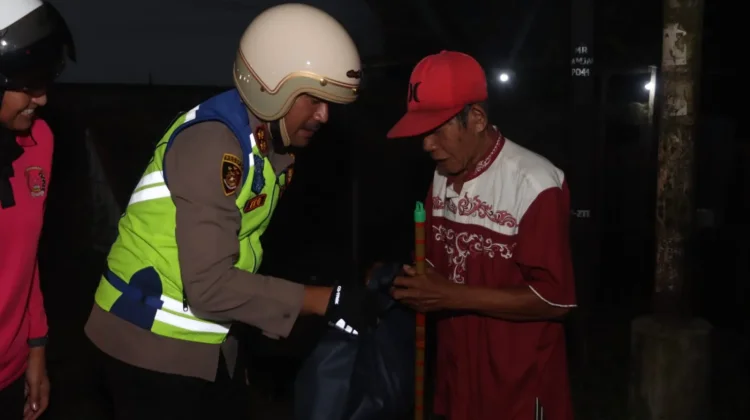 Ramadan Penuh Berkah, Kapolres Loteng Gelar Sahur on the Road dan Berbagi Sembako