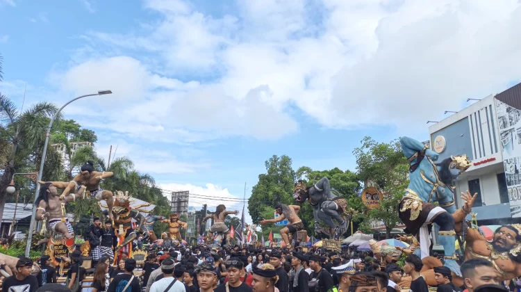 Suasana Ramadan, Ribuan Warga NTB Tumpah Ruah Nonton Pawai Ogoh-ogoh di Mataram