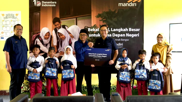 Bank Mandiri Bagikan Ribuan Tas Sekolah di Lombok
