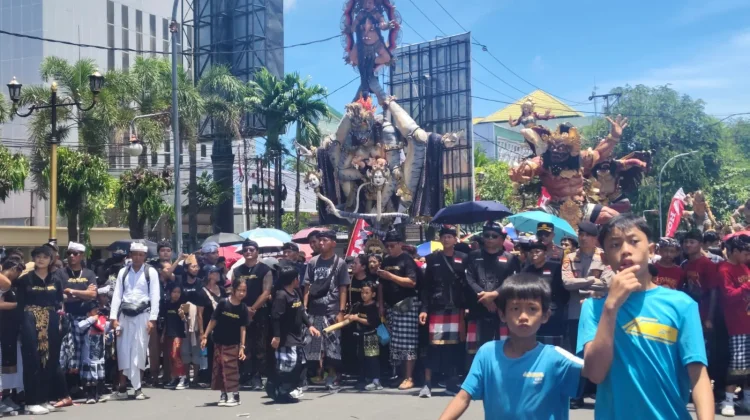 105 Ogoh-Ogoh Semarakkan Pawai Nyepi di Mataram, Warga Antusias