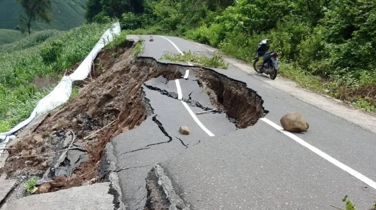 Longsor Terjang Desa Sumi, Akses Jalan Terbelah
