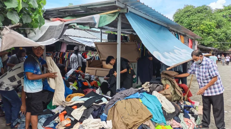 H-1 Lebaran, Warga Serbu Pasar Karang Sukun Berburu Baju Bekas