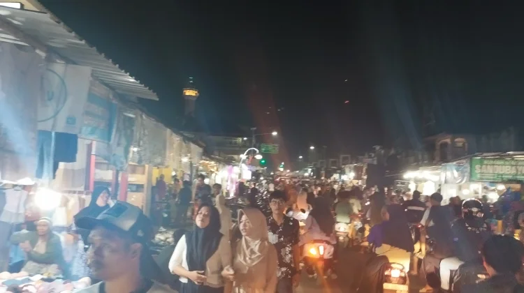 Keramaian Malam Takbiran, Simpang Empat Masbagik Dipadati Warga