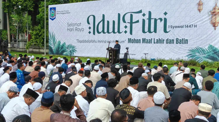 Ribuan Warga Salat Ied di Lapangan Bumi Gora, Gubernur Tekankan Kepedulian Sosial