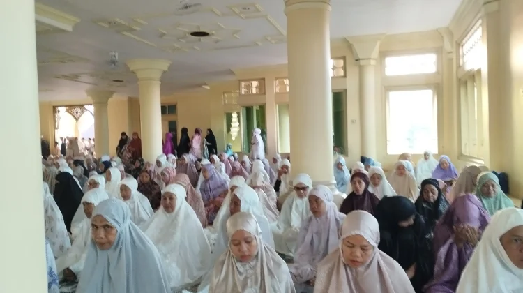 Solat Ied Idul Fitri  di Masjid Jami Al Akbar Masbagik Berlangsung Khusyuk