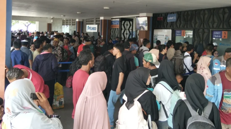Ratusan Penumpang Padati Pelabuhan Bima, Arus Balik Idul Fitri Mulai Meningkat