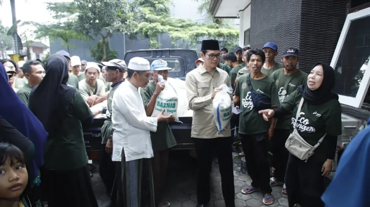 Petugas Kebersihan Lombok Tengah, Terima Bantuan Beras
