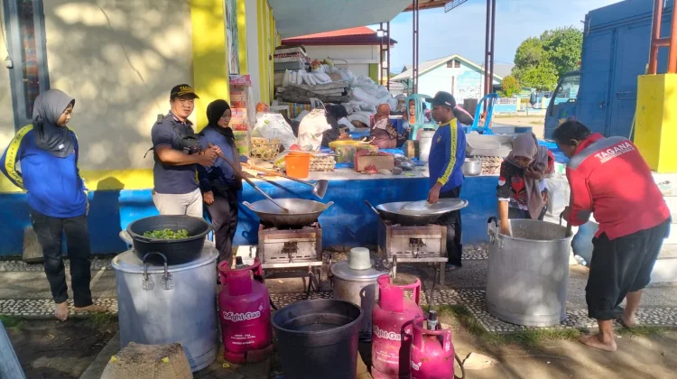 Dapur Umum Tagana Siap Layani Korban Kebakaran Kalimango
