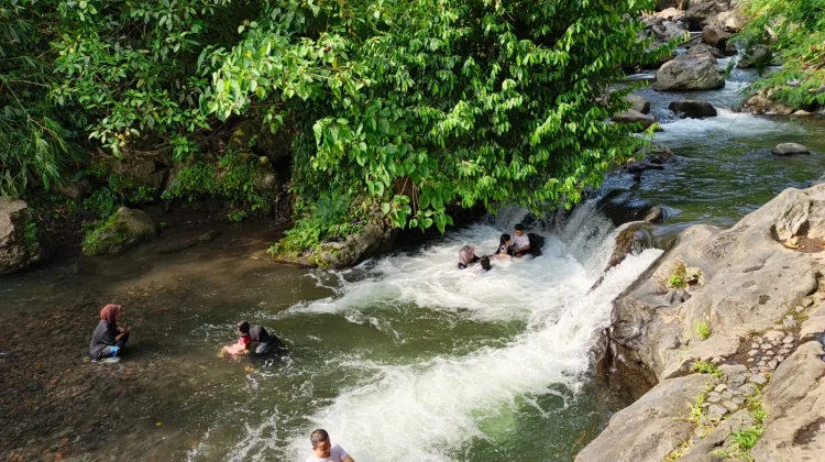 Rekomendasi Tempat Berendam dan Menikmati Sate Bulayak dekat Mataram