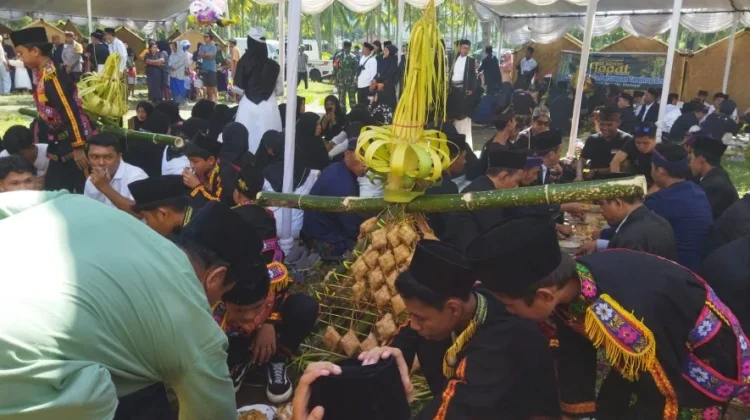Senggigi Jadi Pusat Lebaran Topat, Tradisi Lama Tetap Dipertahankan