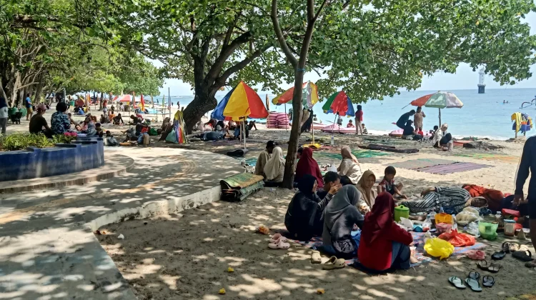 Pantai Senggigi Jadi Destinasi Wisata Andalan saat Libur Lebaran