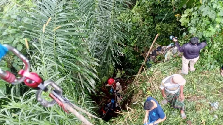 Damkarmat Lotim, Evakuasi Korban Motor Jatuh ke Jurang