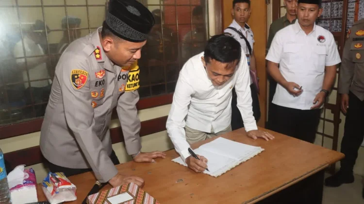Sentuhan Kemanusiaan di Idulfitri, Kapolres–Bupati Loteng Sambangi Tahanan