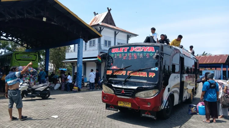 Arus Mudik-Balik, Penumpang Terminal Sumer Payung Naik Tipis