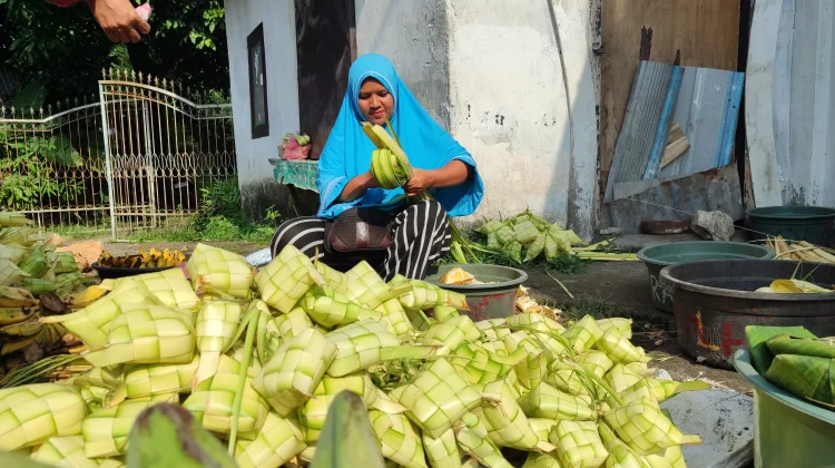 Warga Serbu Ketupat Anyam Persiapan Lebaran Topat