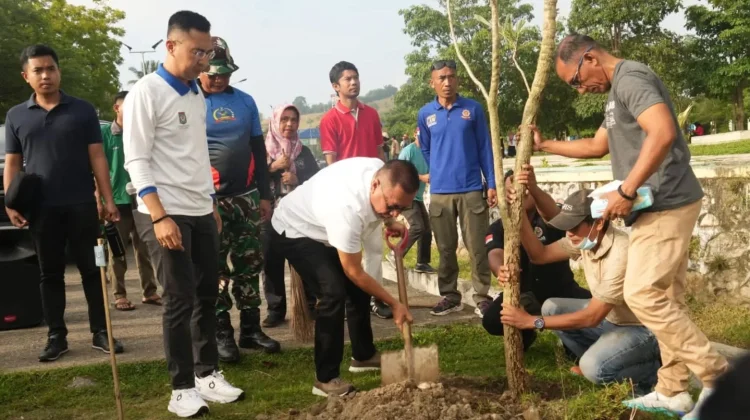 Wali Kota Bima Tanam Pohon Sepanjang Batas Kota hingga Jenamawa